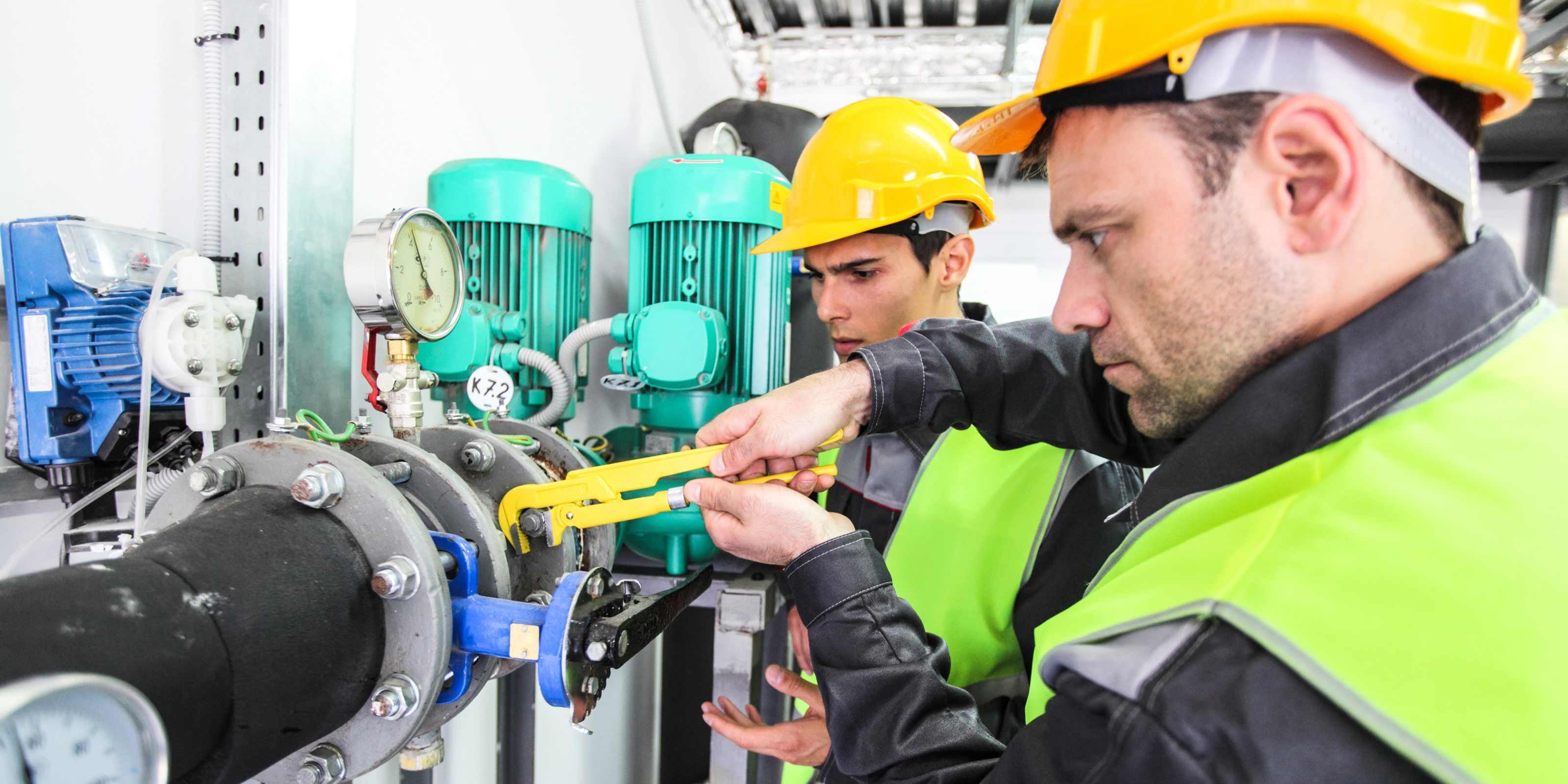 Zwei Mechaniker Reparieren eine Sanitär Rohrverbindung
