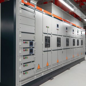 Industrieverteiler in einer Halle