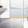 Ein Badezimmer mit einer Halbfreistehenden Badewanne