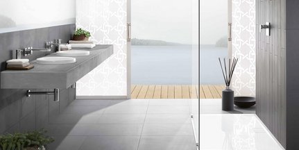 Ein Badezimmer mit einer Halbfreistehenden Badewanne